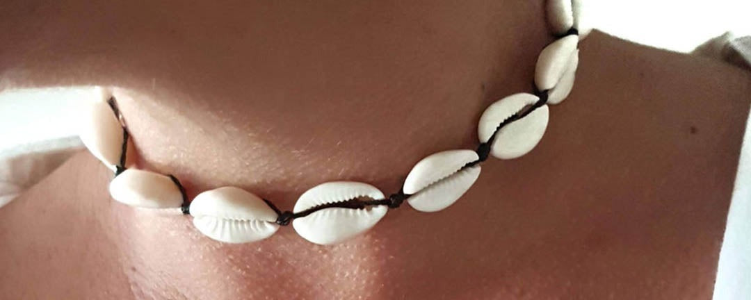 How to wear a shell necklace ?