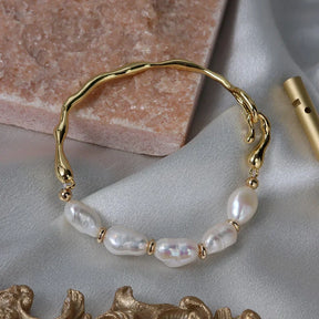 Modern Pearl Bracelet